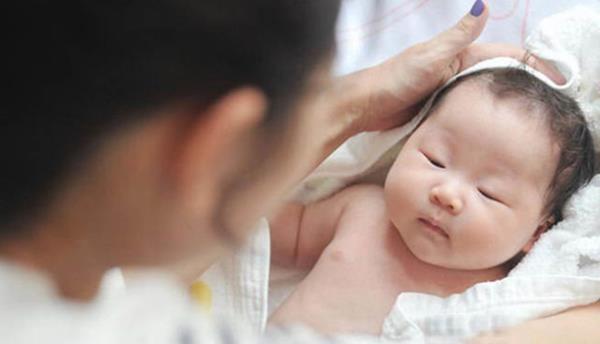 Đảng viên có con ngoài giá thú bị xử phạt thế nào?