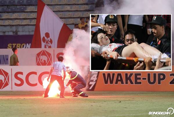 bắn pháo sáng trên sân Hàng Đẫy