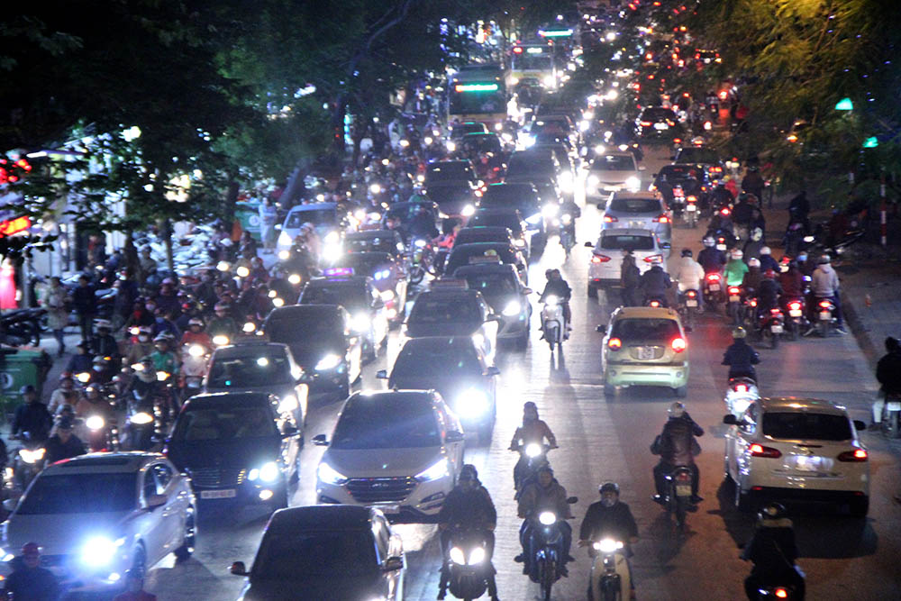 Bật đèn pha trong thành phố bị phạt thế nào?