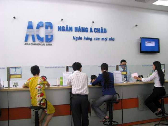 Khách hàng gửi tiết kiệm tại quầy giao dịch ngân hàng ACB
