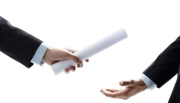Cách chức lãnh đạo bố trí người thân làm kế toán, quản lý nhân sự