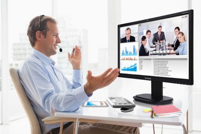 Cán bộ công chức làm việc ở nhà qua máy tính