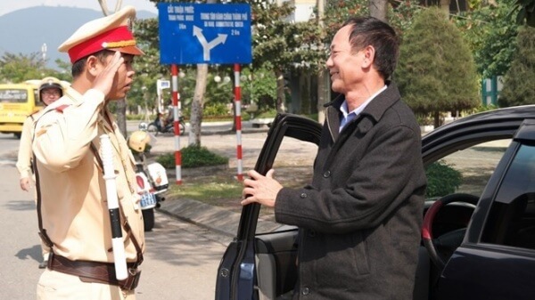 cảnh sát giao thông có được dừng xe biển xanh/đỏ không