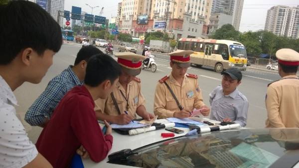 cảnh sát giao thông được kiểm tra giấy tờ gì
