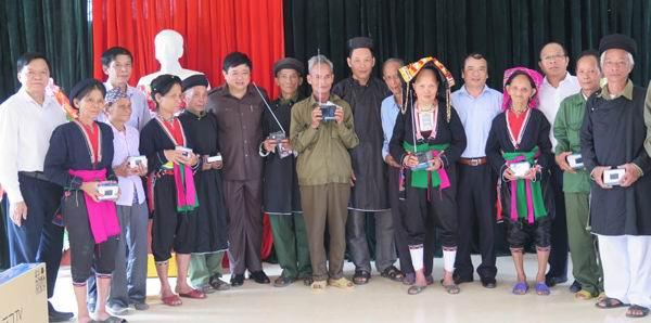 Cấp đài radio miễn phí cho người dân vùng núi