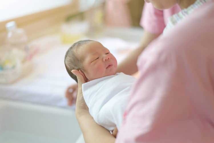 Chế độ thai sản khi sinh con ở nước ngoài