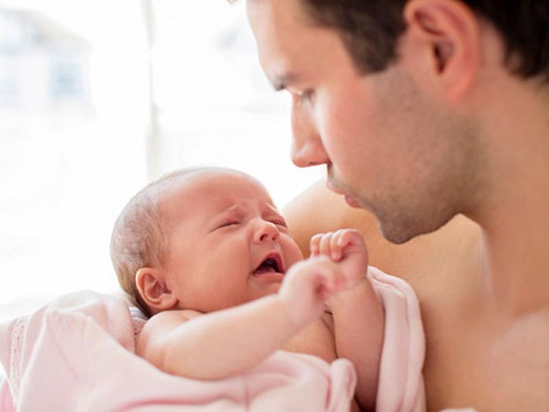 Chồng không nghỉ làm khi vợ sinh con