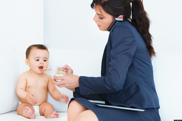 Công chức đang nuôi con nhỏ có bị tinh giản biên chế?