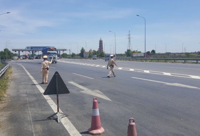 CSGT được dừng xe kiểm soát trên đường cao tốc
