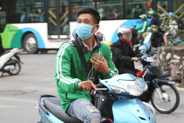 Đeo tai nghe khi lái xe