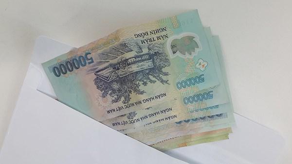 Sắp hết thời công chức đi họp được nhận phong bì?