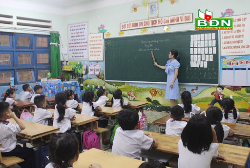 Giáo viên tiểu học không còn bị cấm dùng di động khi đang dạy học