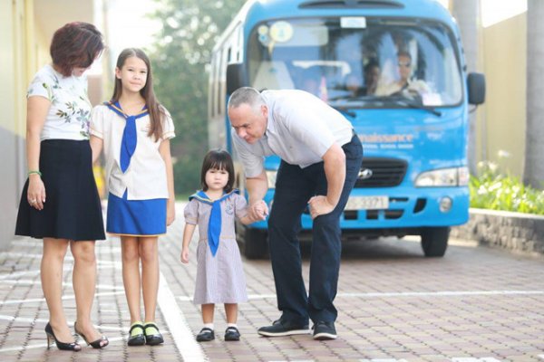 Cha mẹ không được vào trường đưa đón con