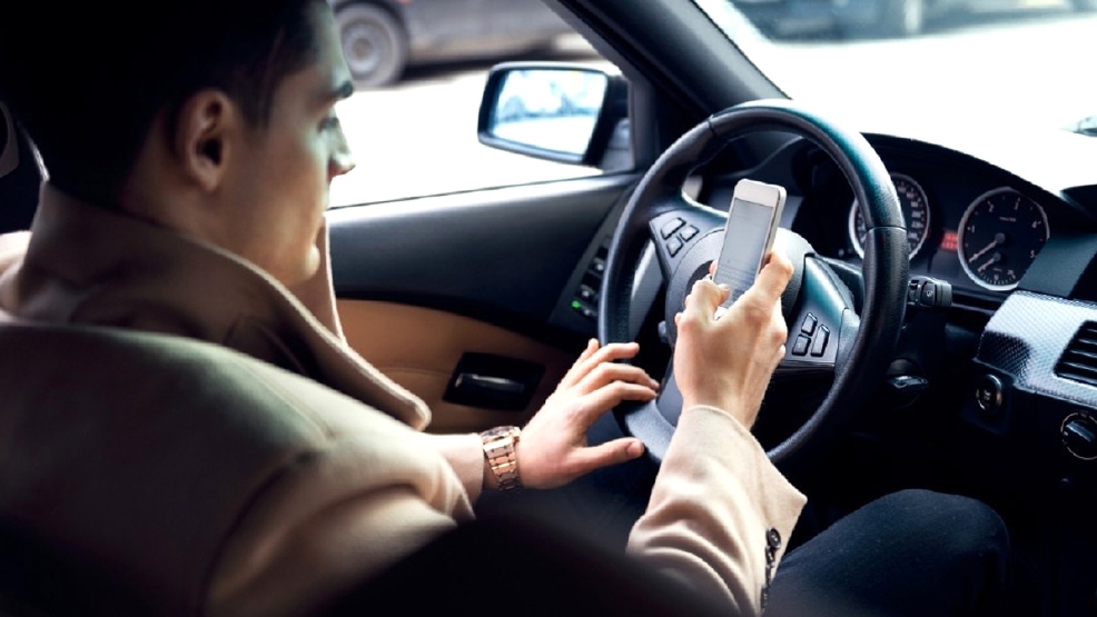 sử dụng điện thoại khi lái xe