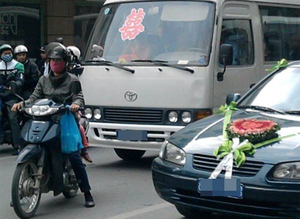dùng xe công đi dự đám cưới