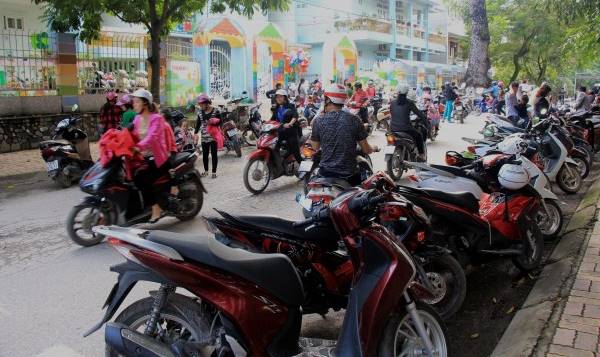 giảm tốc độ khi đi qua trường học