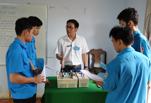 4 trường hợp giáo viên dạy nghề thi thăng hạng được miễn ngoại ngữ