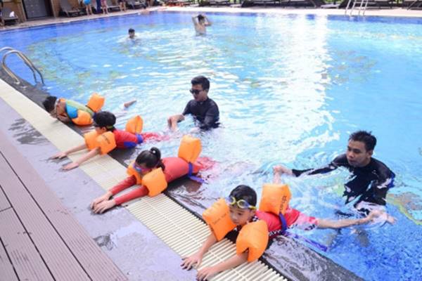 giáo viên nhắc học sinh không chơi gần ao hồ