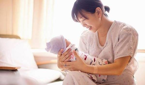 giáo viên sinh con khi đang tập sự