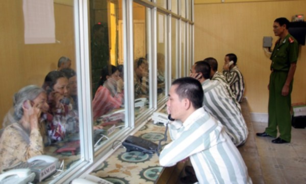 Người nhà có thể gửi tiền cho phạm nhân qua bưu điện