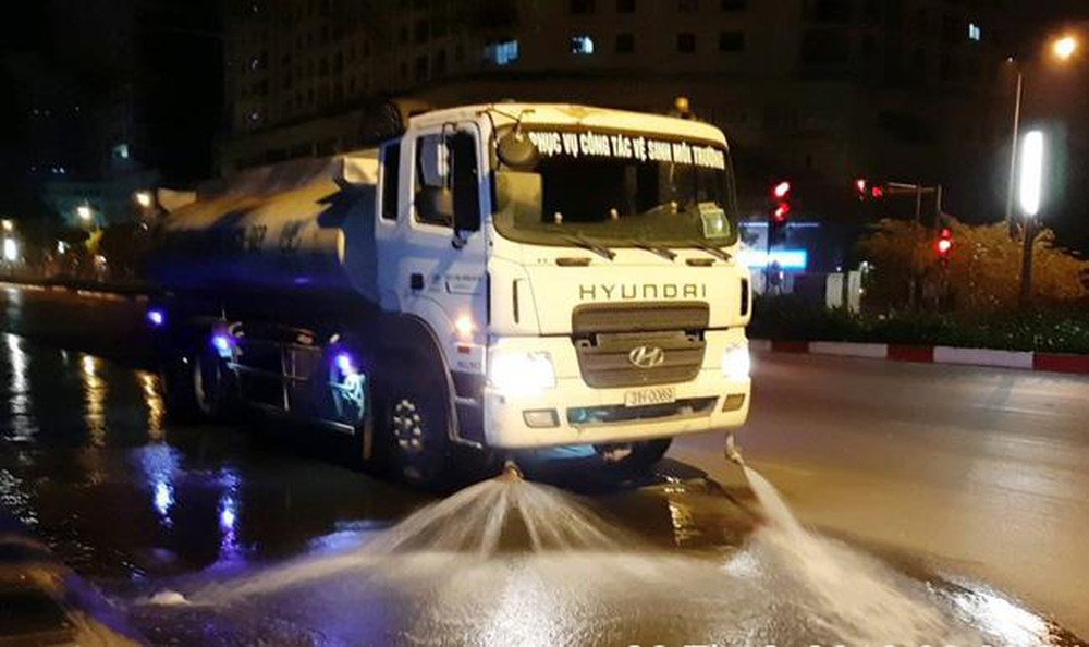 Hà Nội đồng ý nguyên tắc rửa đường đảm bảo vệ sinh môi trường