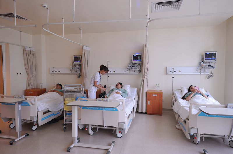 Phòng Covid-19: Hạn chế người nhà đến thăm, chăm sóc bệnh nhân