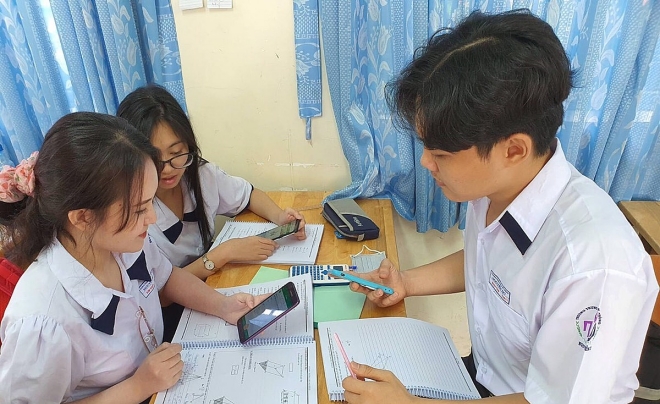học sinh dùng điện thoại trong giờ học hoc sinh dung dien thoai trong gio hoc