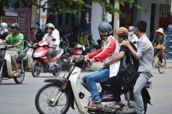 khi nào xe máy được chở 3 người