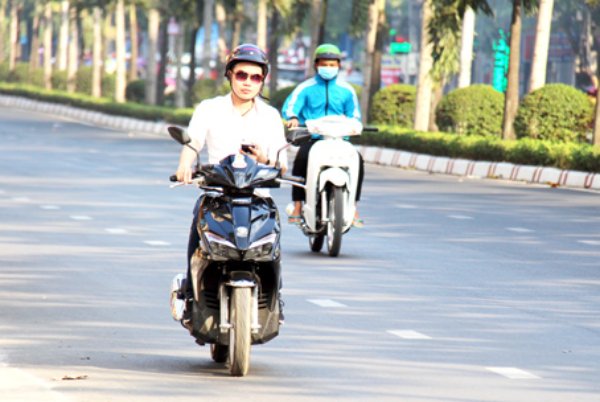 lái xe dùng điện thoại