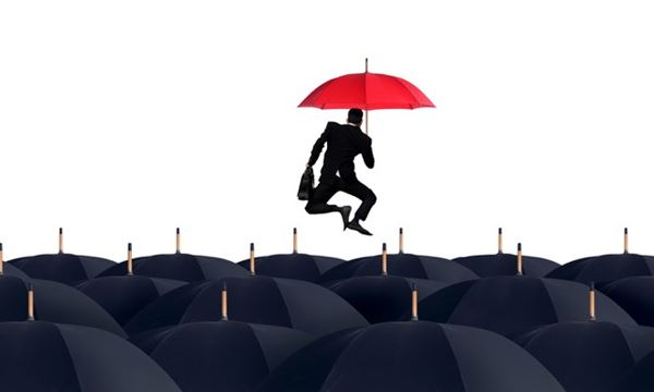 lợi dụng vị trí độc quyền