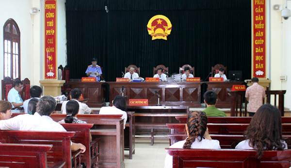 Mặc váy ngắn đến Tòa