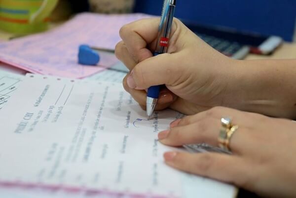 màu mực chữ ký trên hợp đồng