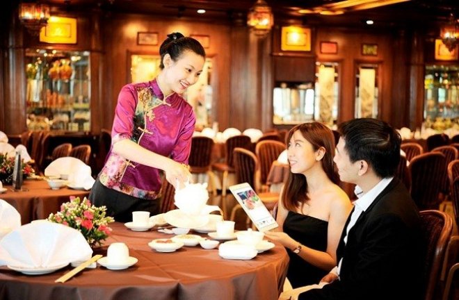 Cho phép mở lại dịch vụ không thiết yếu, trừ vũ trường, karaoke