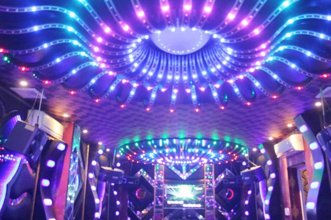 Cho phép mở lại dịch vụ karaoke, vũ trường
