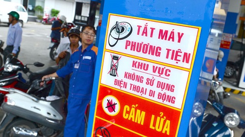 Có đúng nghe điện thoại ở cây xăng bị phạt 5 triệu đồng?