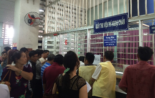 Người dân không phải xếp hàng đóng viện phí