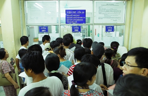 Người dân không phải xếp hàng đóng viện phí