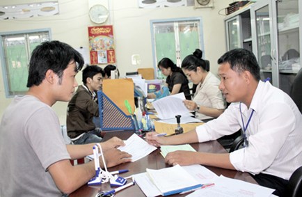 Có được nhận hộ tiền trợ cấp thất nghiệp?