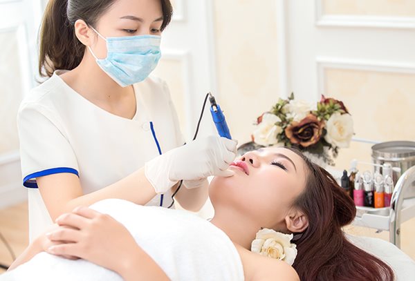 Nhân viên phun, xăm của cơ sở thẩm mỹ