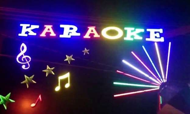 Nhân viên quán karaoke phải đeo biển tên