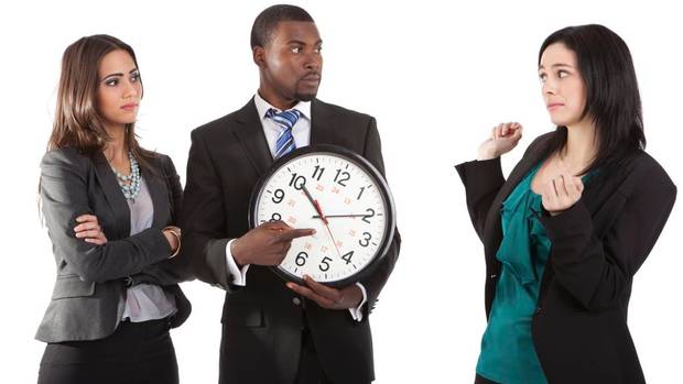 Phạt tiền nhân viên đi làm muộn là hành vi trái luật 