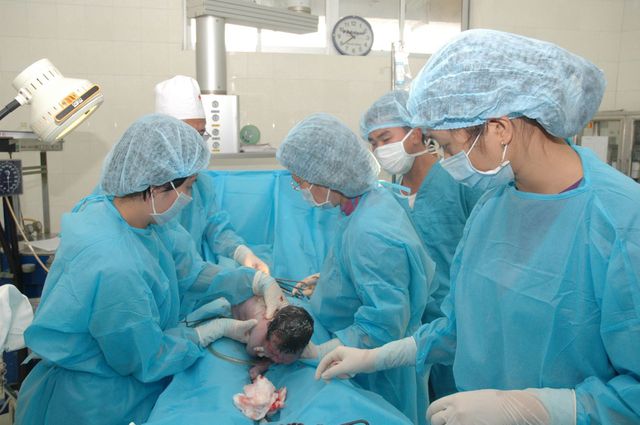 Mức hưởng bảo hiểm y tế khi sinh con phải cấp cứu