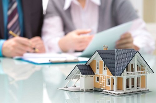 Tặng cho nhà, đất đang thế chấp ngân hàng được không?