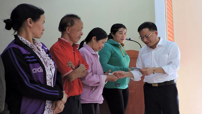 tặng thẻ BHYT cho người dân vùng lũ tang the bhyt cho nguoi dan vung lu