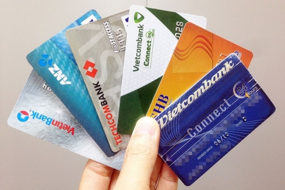 dùng thẻ ATM phải chịu bao nhiêu loại phí