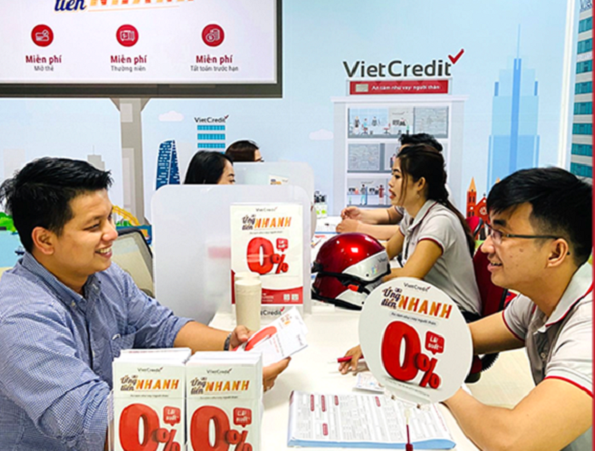 Khách hàng đến chi nhánh và các điểm giao dịch để hủy thẻ