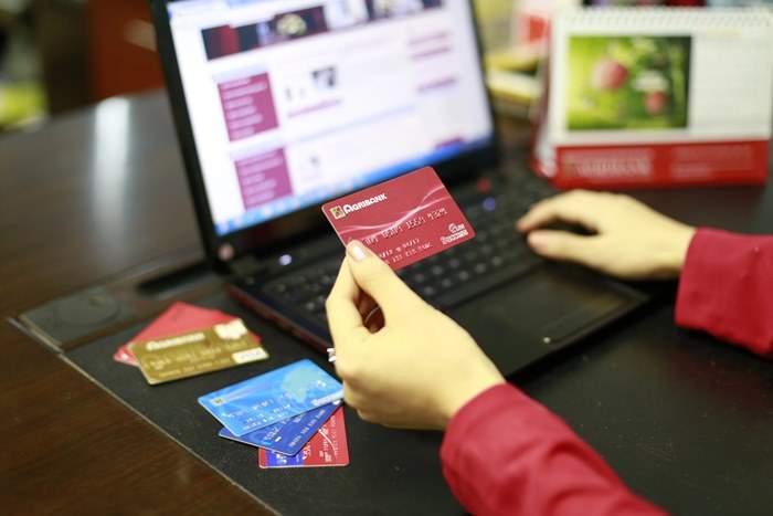 Nộp tại mặt vào thẻ ATM tại quầy giao dịch