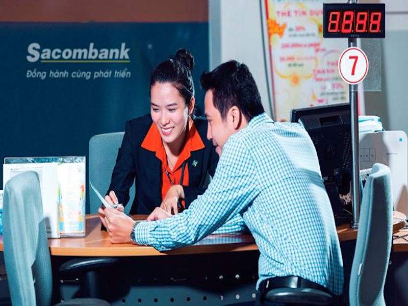 Khách hàng làm thủ tục vay vốn kinh doanh tại ngân hàng