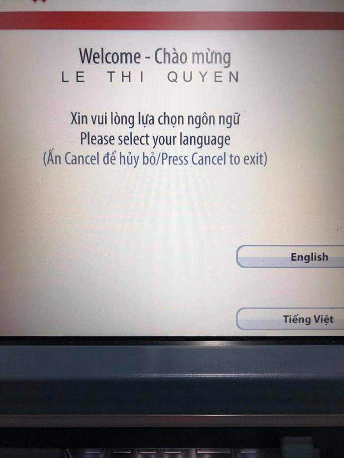 Cho thẻ ATM vào máy và lựa chọn ngôn ngữ