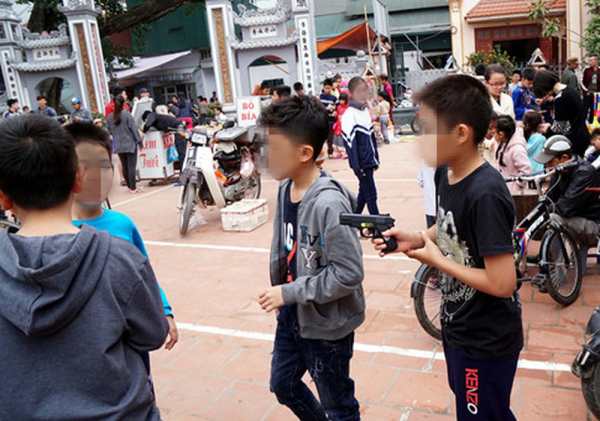 trẻ dùng súng đồ chơi, bố mẹ bị phạt